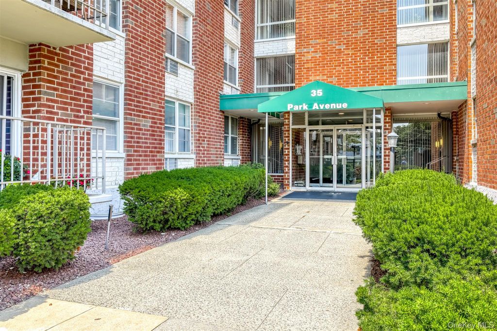 Photo of 35 Park Avenue #3L, Suffern, NY 10901 (MLS # 944130)