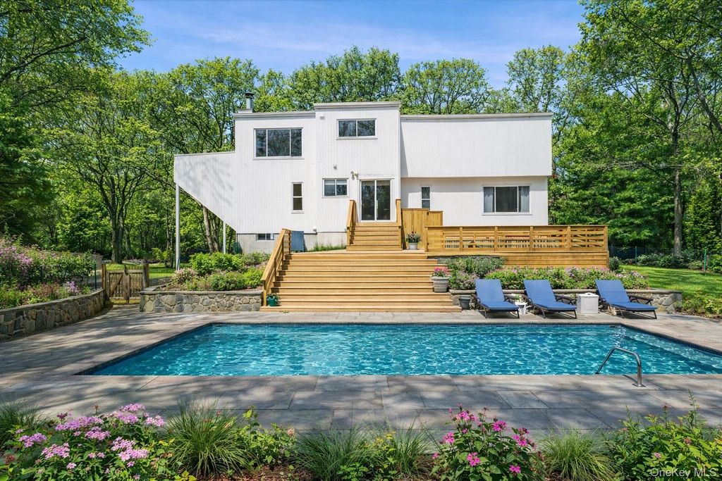 Photo of 14 Old Trail Road, Water Mill, NY 11976 (MLS # 986487)