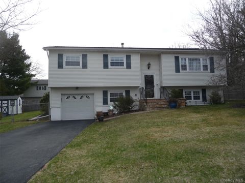 Photo of 1 Weather Vane Way, Middletown, NY 10940 (MLS # 978654)