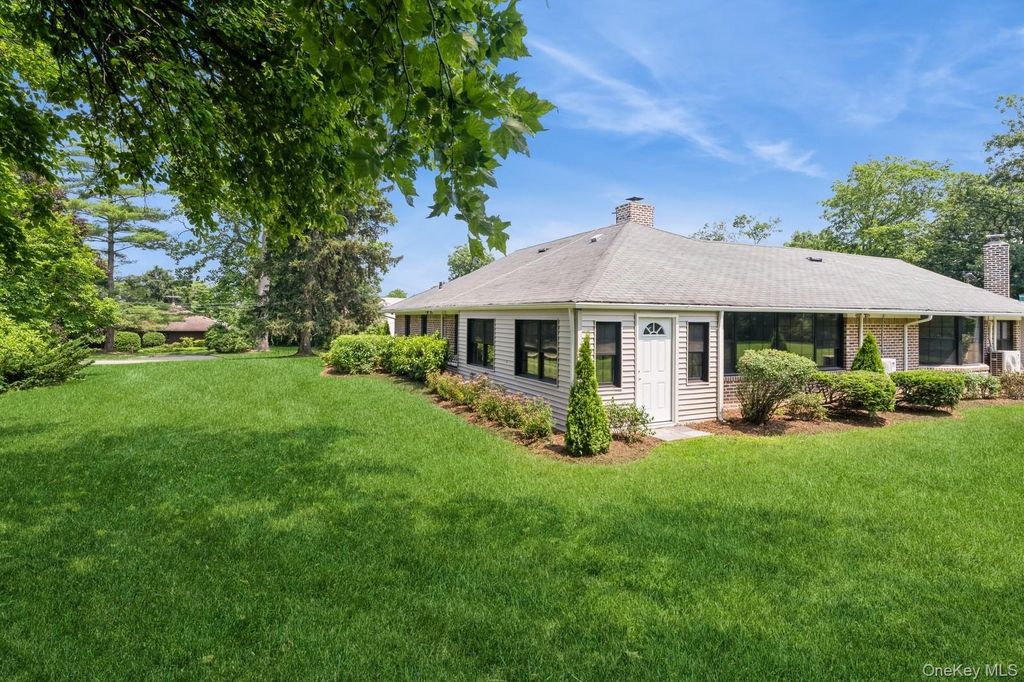 Photo of 2 Foxwood Road, Kings Point, NY 11024 (MLS # 986874)