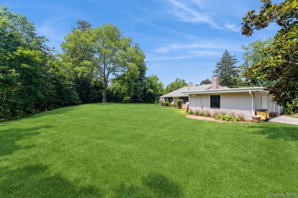 Photo of 2 Foxwood Road, Kings Point, NY 11024 (MLS # 986874)