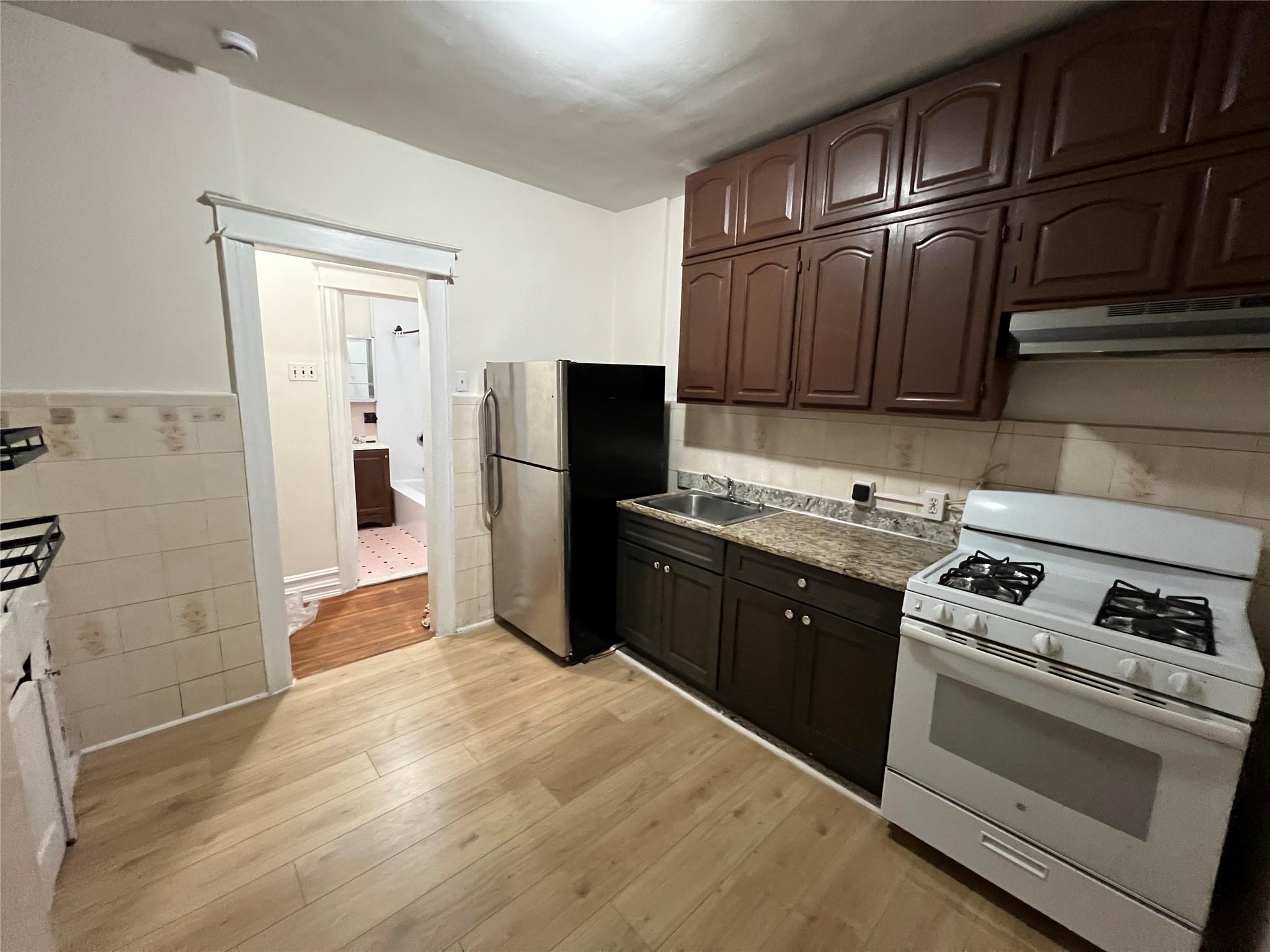 Holland Avenue, Bronx, New York - 4 Bedrooms  
1 Bathrooms - 