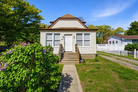 Photo of 2284 Ocean Avenue, Ronkonkoma, NY 11779 (MLS # 996195)