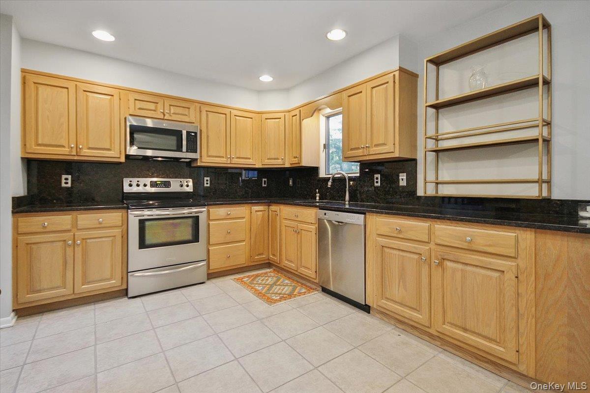 Marlboro, New York 12542, United States, 3 Bedrooms Bedrooms, ,2 BathroomsBathrooms,Residential,Active,239334