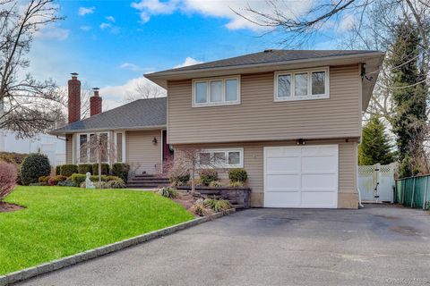 Photo of 34 Hunter Place, Smithtown, NY 11787 (MLS # 983686)