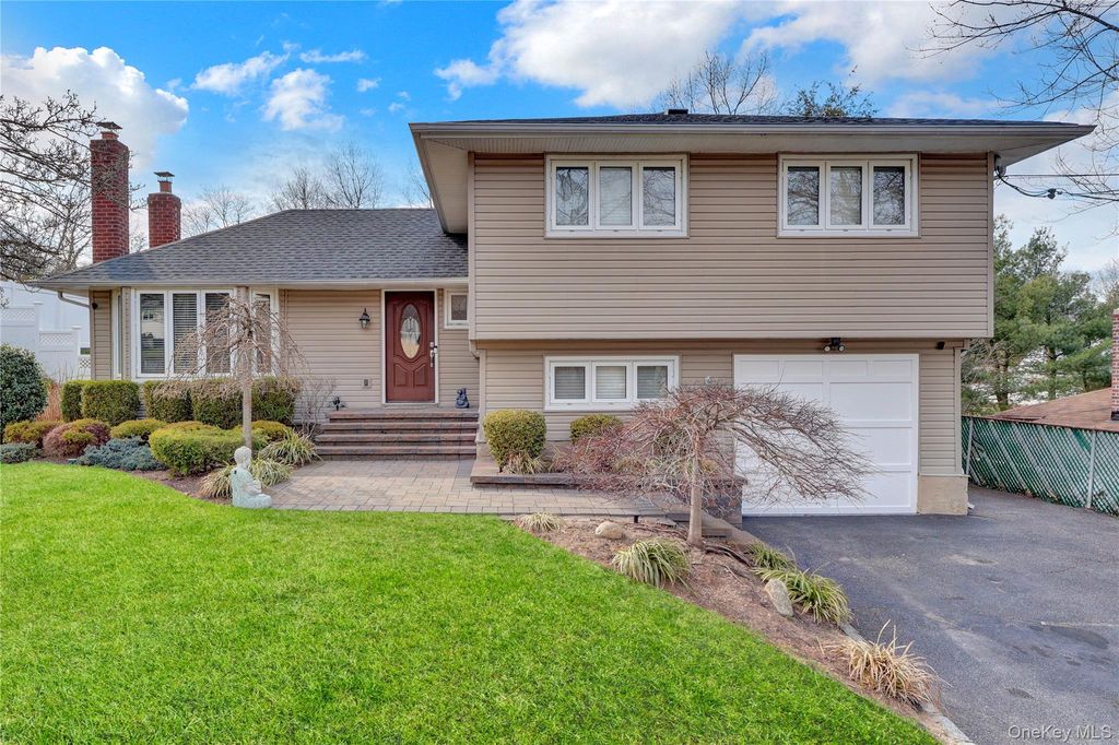 Photo of 34 Hunter Place, Smithtown, NY 11787 (MLS # 983686)