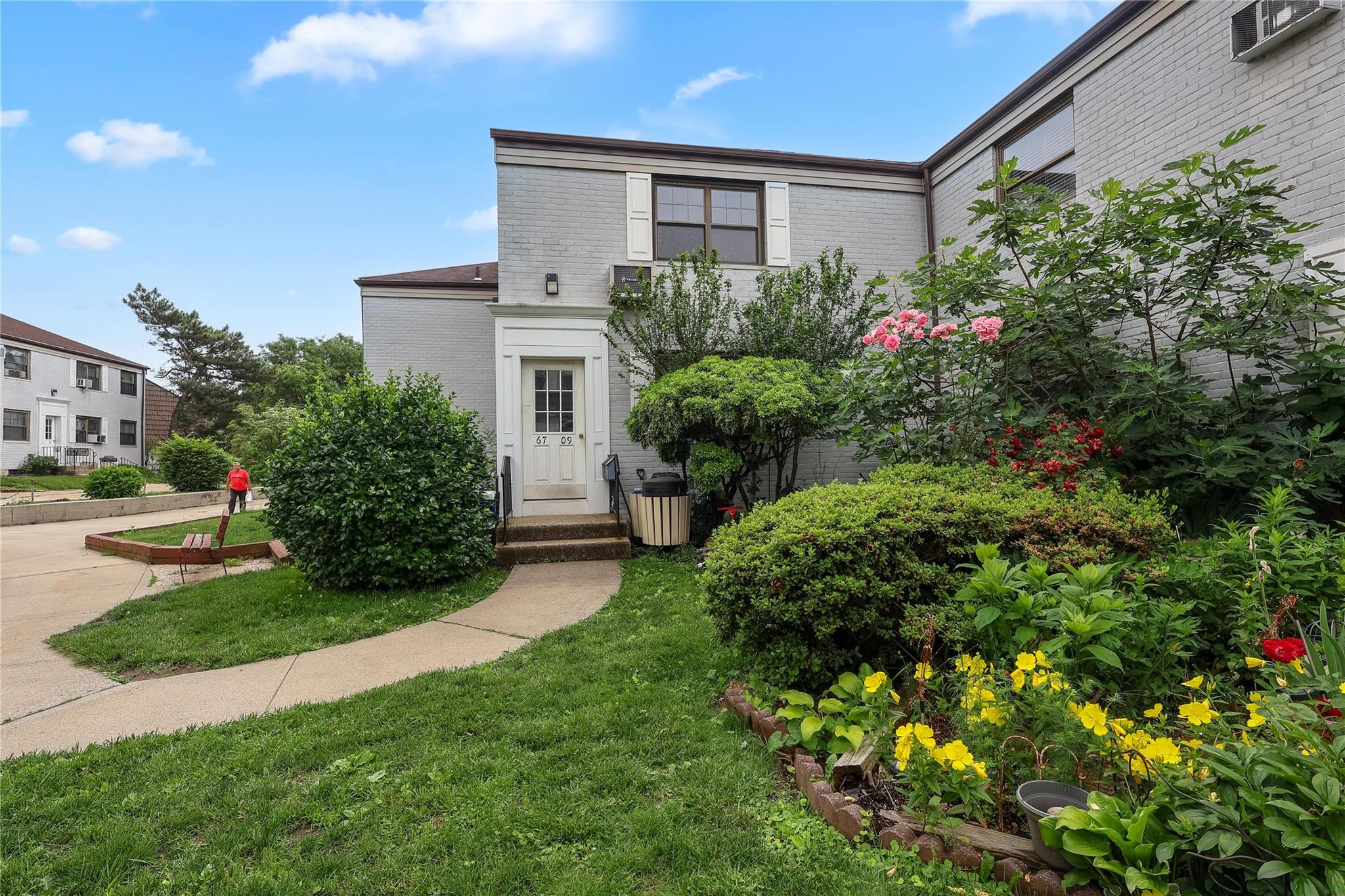 136 Street B, Kew Garden Hills, Queens, NY - 2 Bedrooms  
1 Bathrooms  
5 Rooms - 