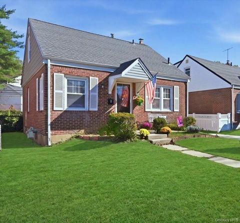 Photo of 6 Wilton Street, New Hyde Park, NY 11040 (MLS # 1059319)