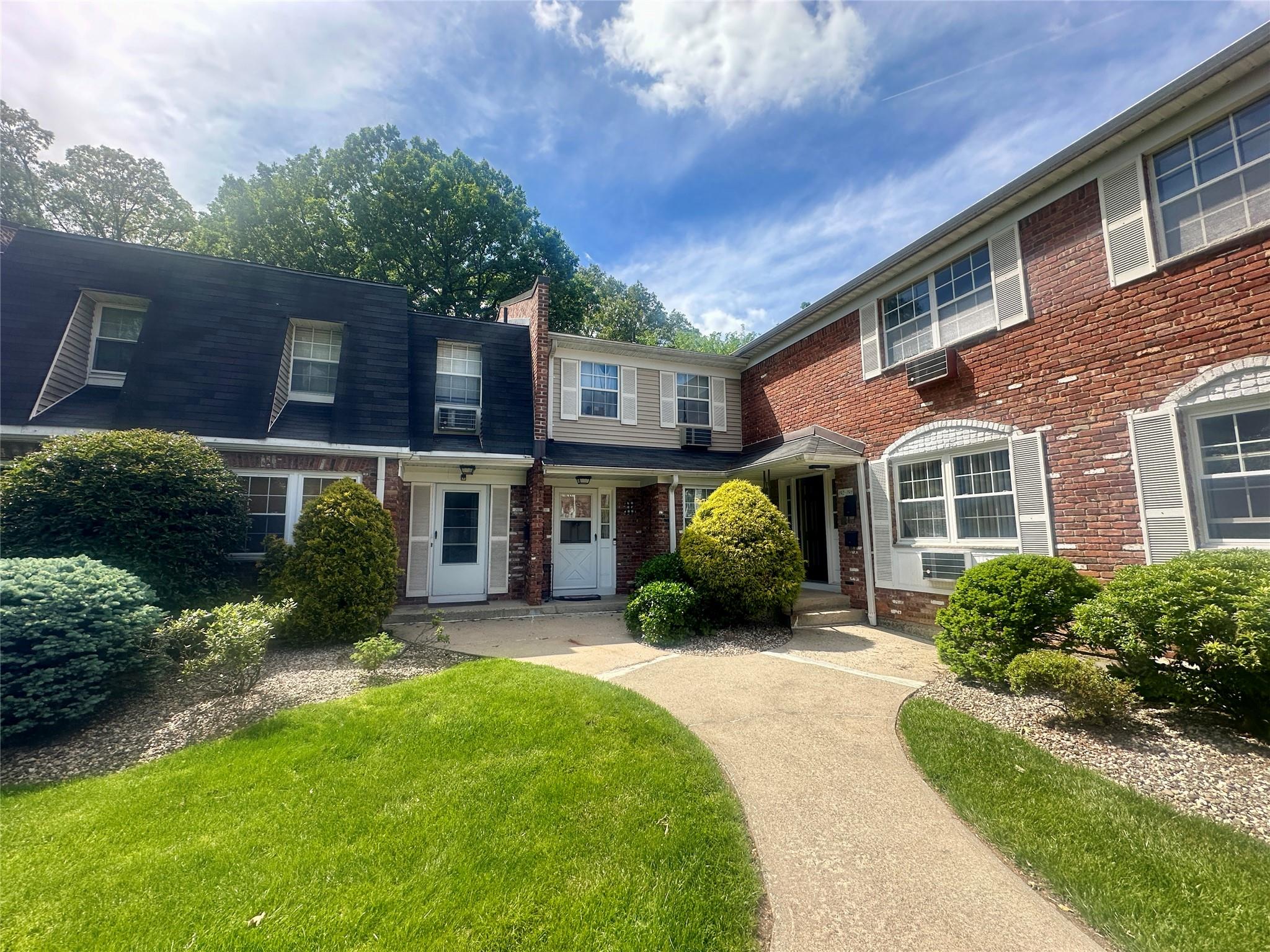 202 Doxbury Lane, Suffern, New York image 1
