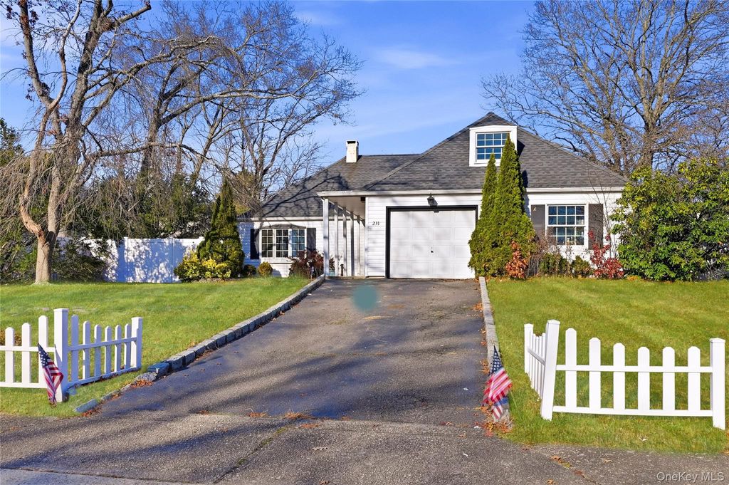 Photo of 231 Sunflower Lane, Islandia, NY 11749 (MLS # 934577)