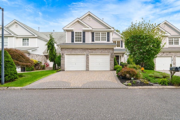 66 KATE CIR, MIDDLE ISLAND, NY 11953 - Image ec666dc780d4e6b904be1af0ce867573/269003108