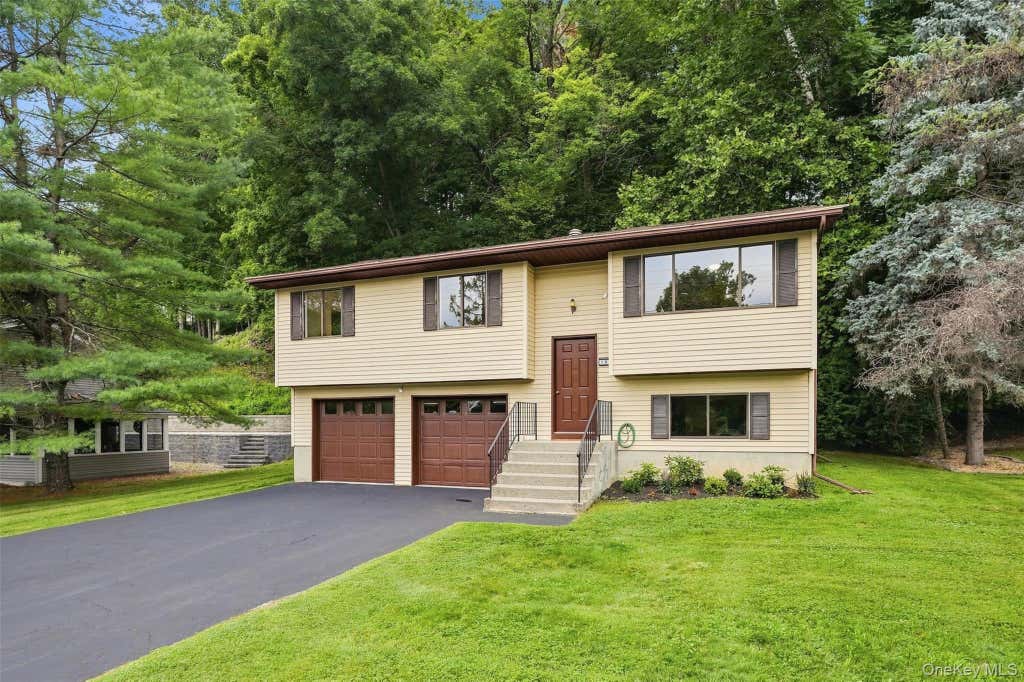 Photo of 107 Sutton Park Road, Poughkeepsie, NY 12603 (MLS # 1023468)