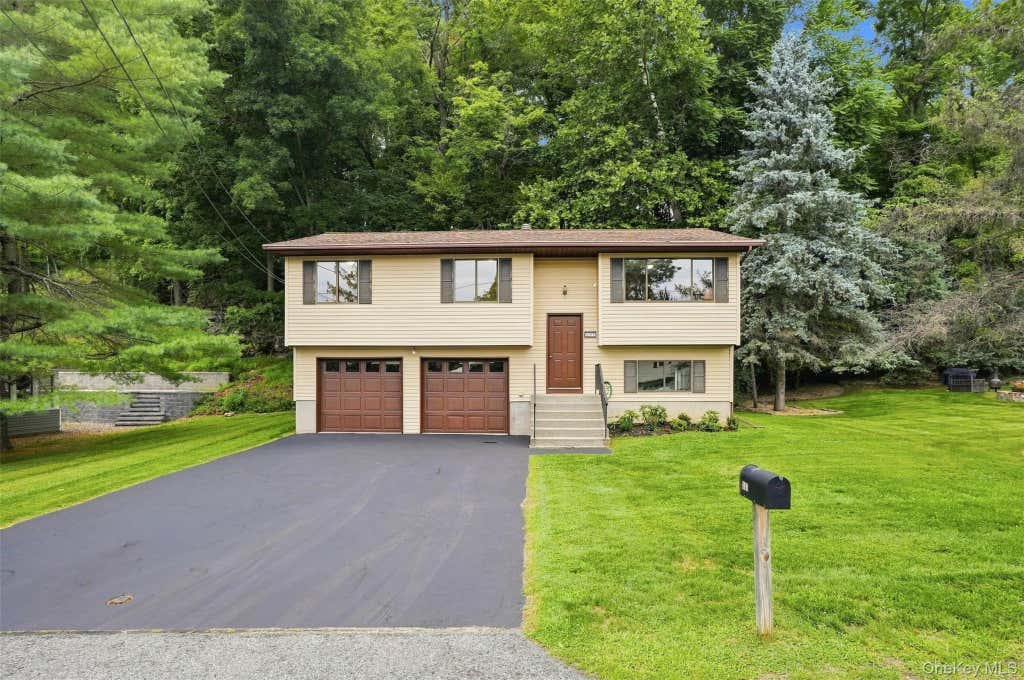 Photo of 107 Sutton Park Road, Poughkeepsie, NY 12603 (MLS # 1023468)