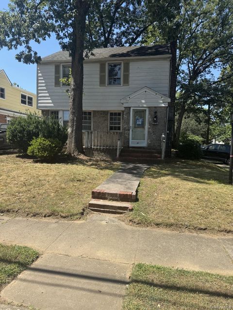 Photo of 31 Carol Street, Lynbrook, NY 11563 (MLS # 912382)