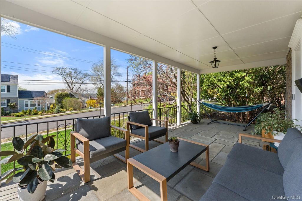 Photo of 206 Palisade Avenue, Dobbs Ferry, NY 10522 (MLS # 986368)