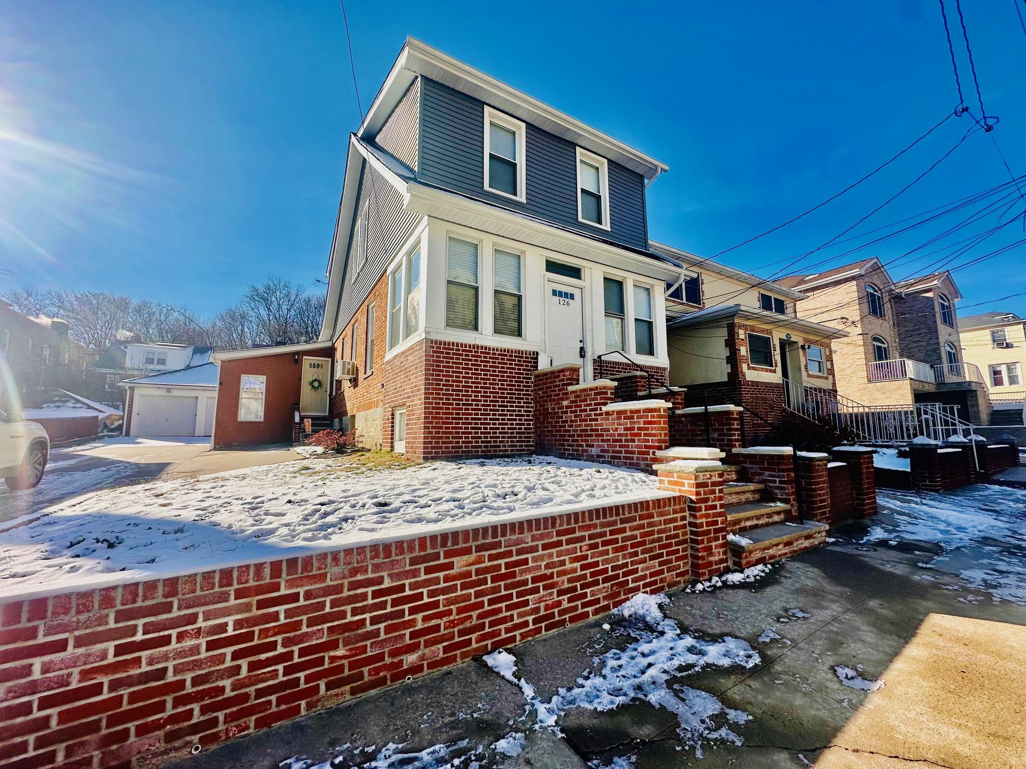 Cox Avenue 2Fl, Yonkers, New York - 2 Bedrooms  
1 Bathrooms - 