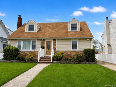 Homes For Sale - 14 Evans Avenue<br/> Albertson, NY 11507