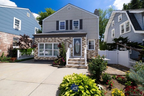 Homes For Sale - 4 Nassau Boulevard<br/> Malverne, NY 11565
