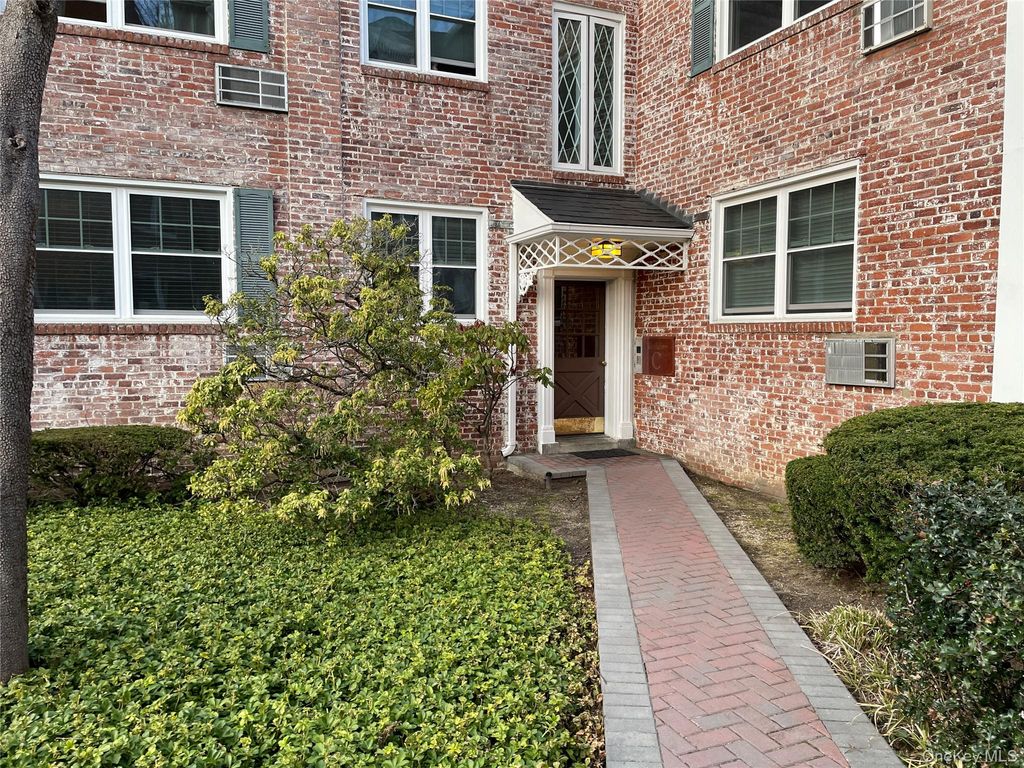 Photo of 43 N Forest Avenue #C21, Rockville Centre, NY 11570 (MLS # 977000)