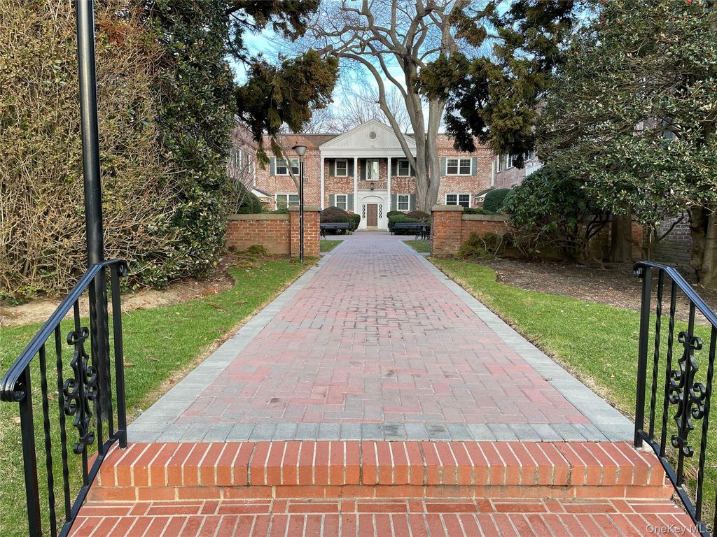 Photo of 43 N Forest Avenue #C21, Rockville Centre, NY 11570 (MLS # 977000)