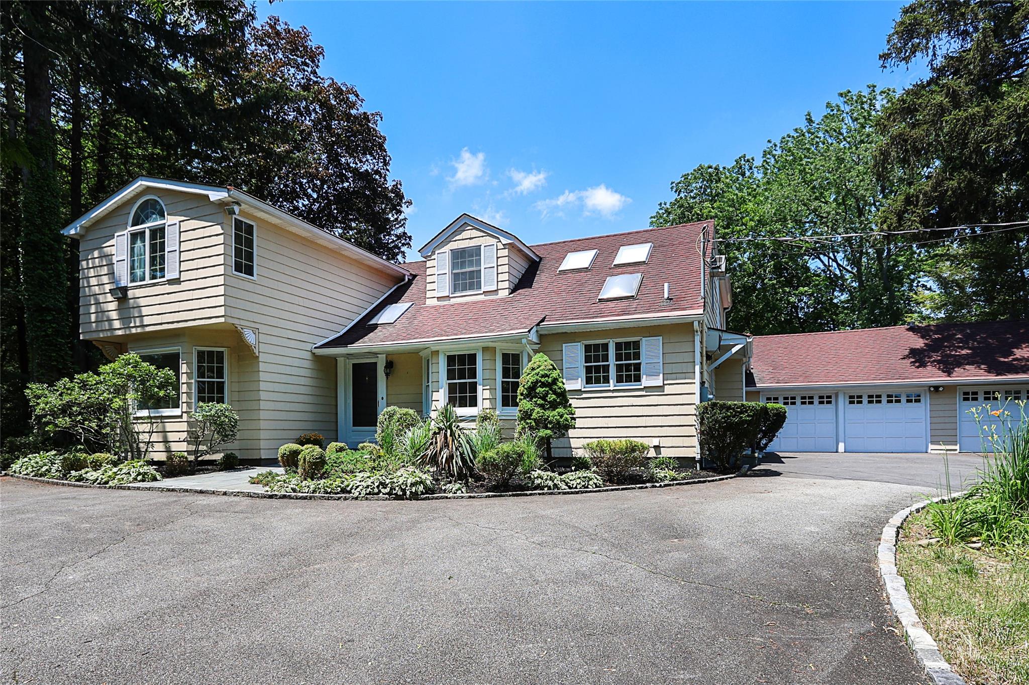 419 Woodbury Road