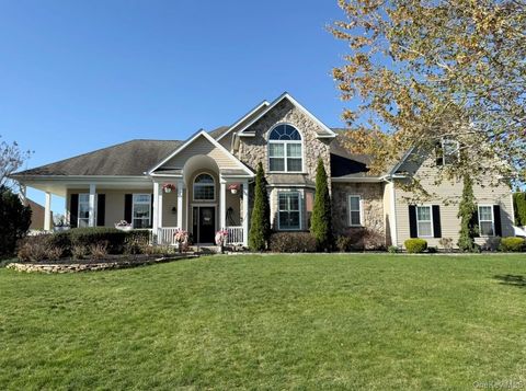 Photo of 39 Sherwood Drive, Shoreham, NY 11786 (MLS # 990583)