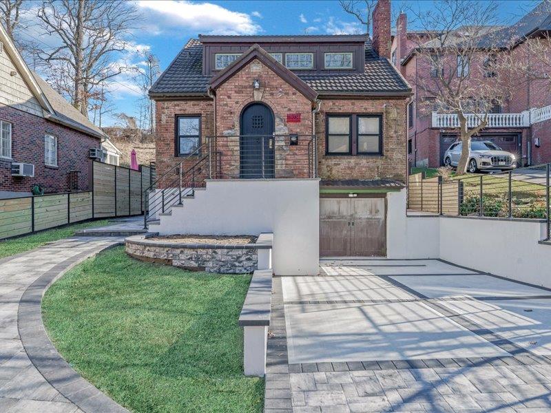 Property for Sale at Aberdeen Road, Jamaica Estates, Queens, NY - Bedrooms: 3 
Bathrooms: 4 
Rooms: 12  - $1,795,000