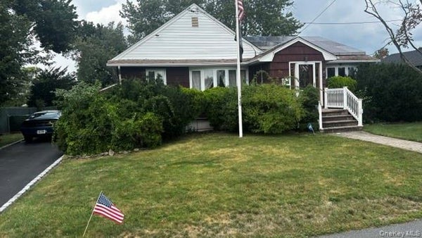 59 FARMERS AVE, LINDENHURST, NY 11757 - Image ecc869163620f657c2ab7e8f4ab4df52/209662121