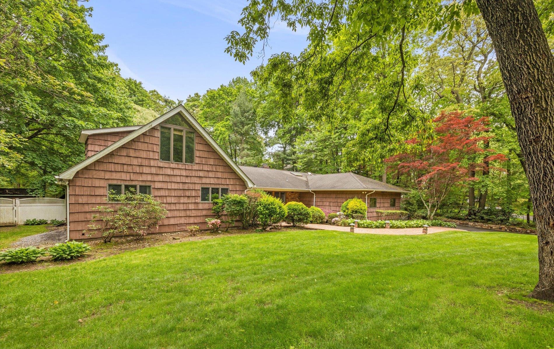 W Mall Drive, Huntington, Hamptons, NY - 5 Bedrooms  
5 Bathrooms - 
