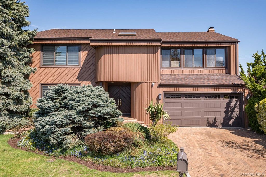 Photo of 25 Princeton Drive, Syosset, NY 11791 (MLS # 987735)