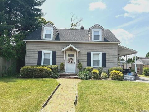 Photo of 58 Floyd Place, East Norwich, NY 11732 (MLS # 951440)
