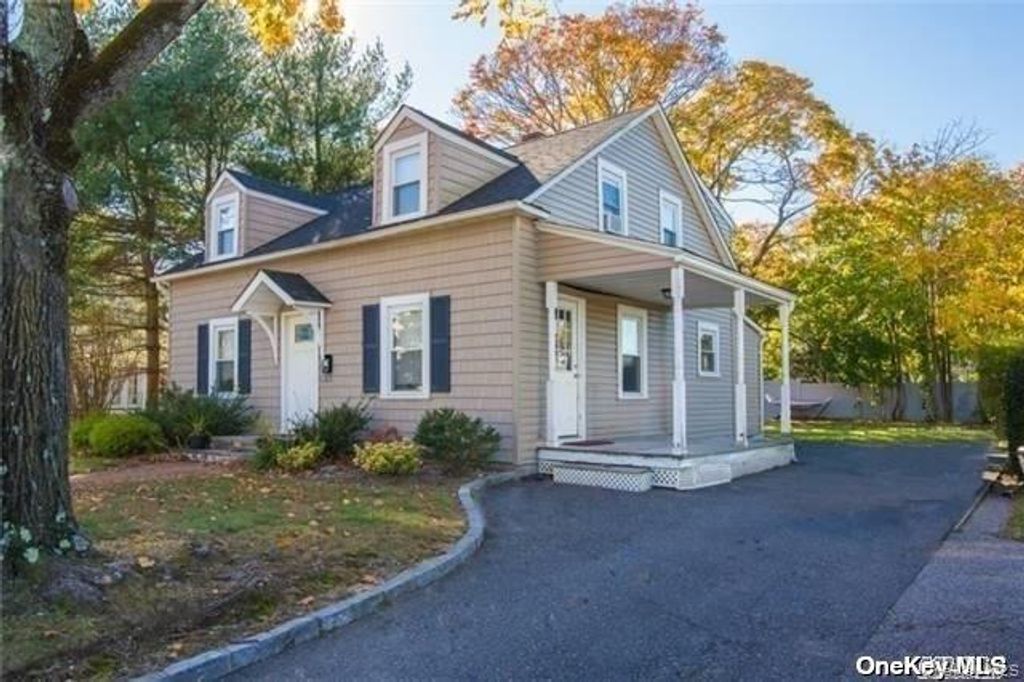 Photo of 58 Floyd Place, East Norwich, NY 11732 (MLS # 951440)