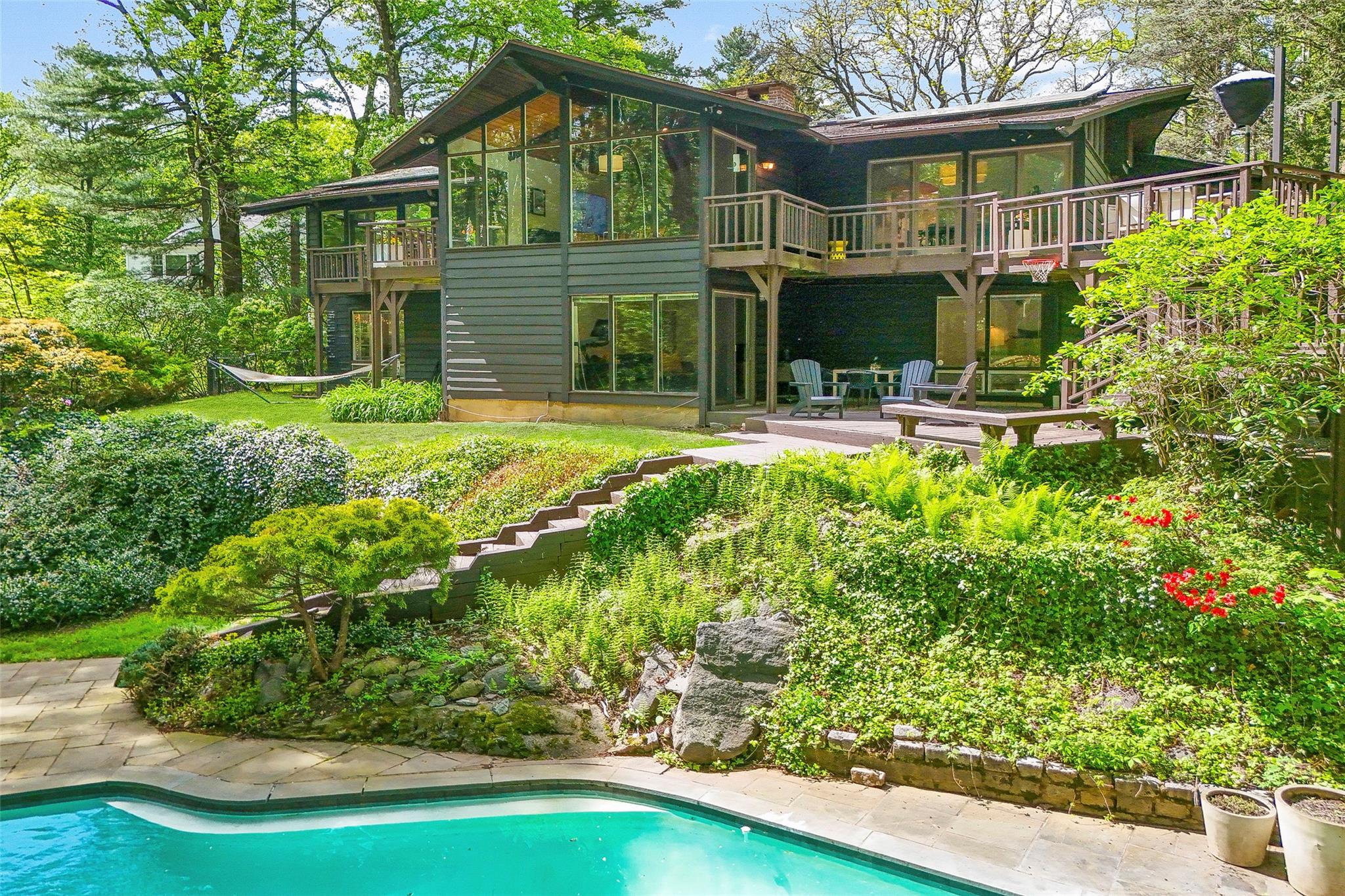 Hidden Green Lane, Larchmont, New York - 5 Bedrooms  
5 Bathrooms  
9 Rooms - 