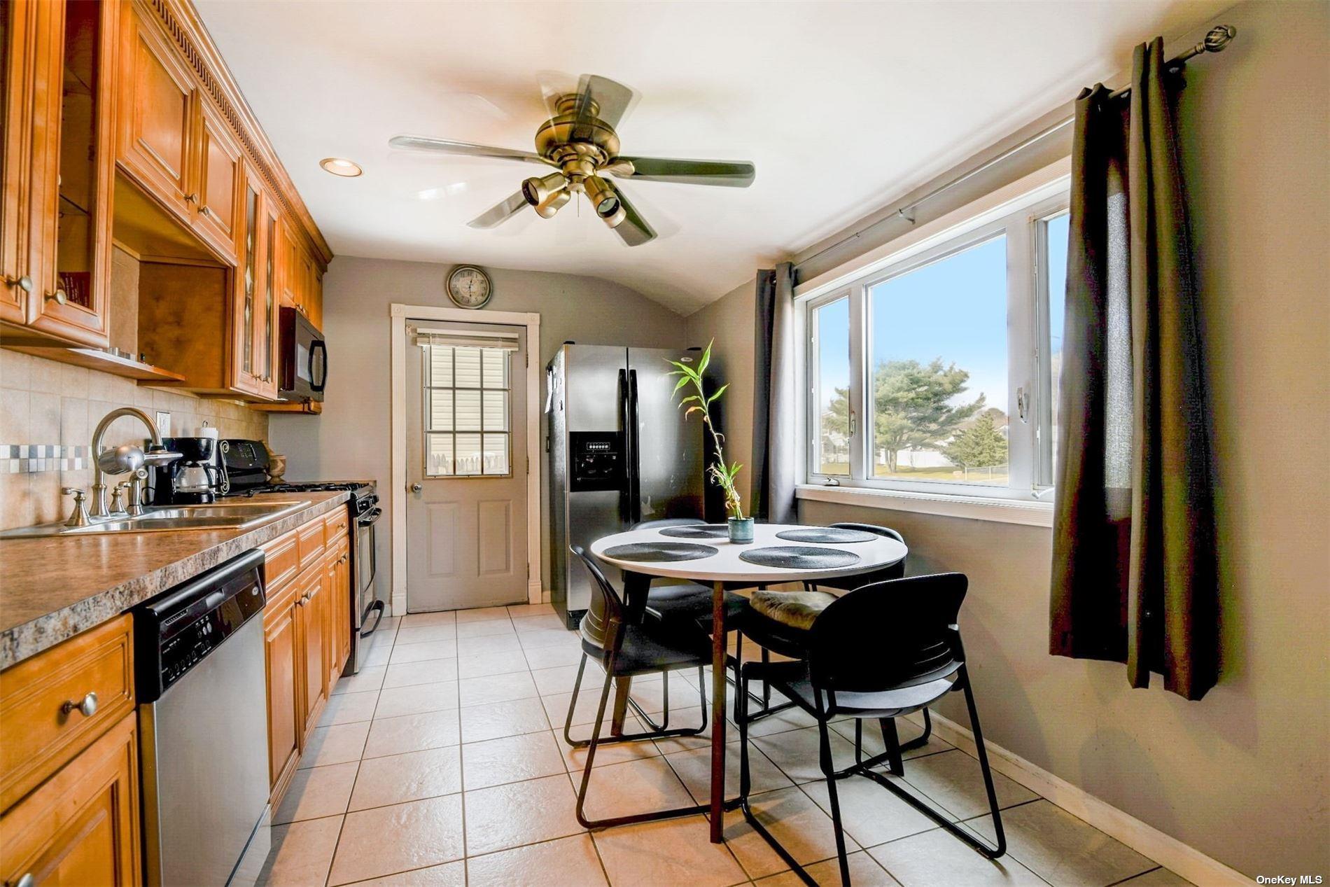 10 Florence Court, Patchogue, New York image 6