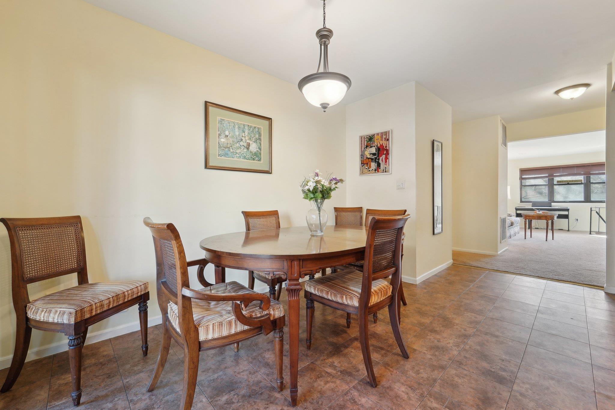 38 Milford Ln Ln #B, Suffern, Florida image 8