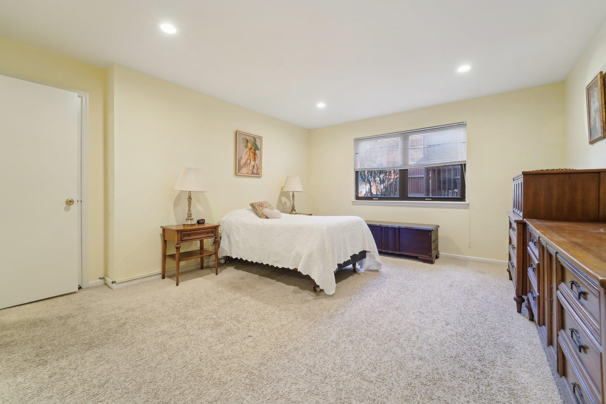 38 Milford Ln Ln #B, Suffern, Florida image 12
