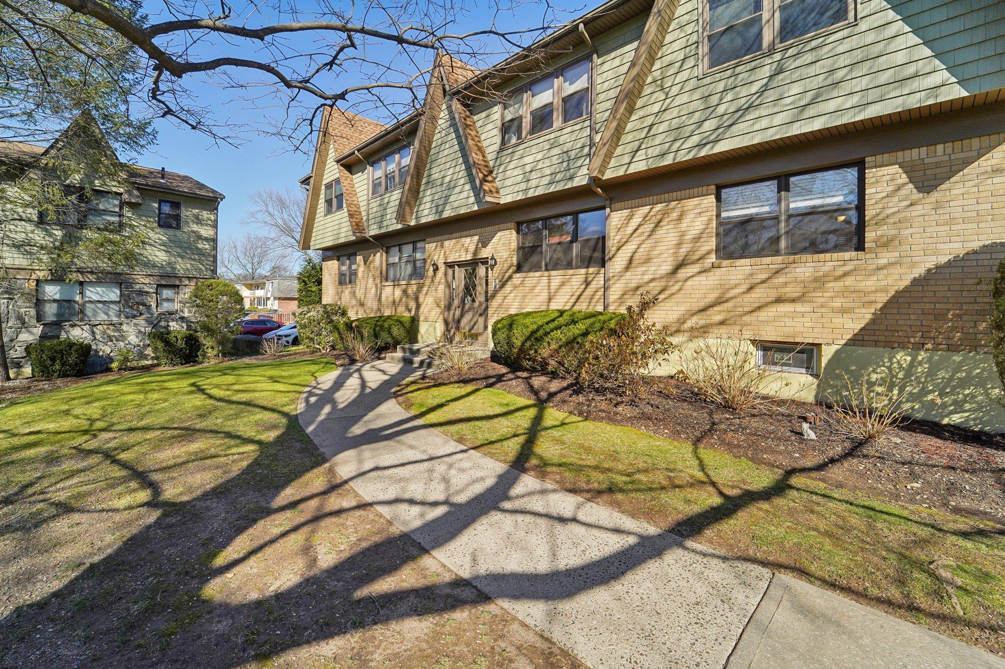 38 Milford Ln Ln #B, Suffern, Florida image 2