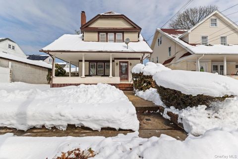 Photo of 18811 Dormans Road, Saint Albans, NY 11412 (MLS # 966012)