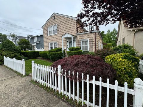 Homes For Sale - 318 Felter Avenue<br/> Hewlett, NY 11557