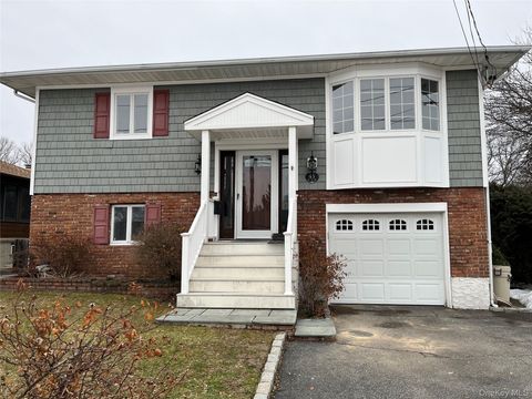 Photo of 43 Floyd Place, East Norwich, NY 11732 (MLS # 968616)