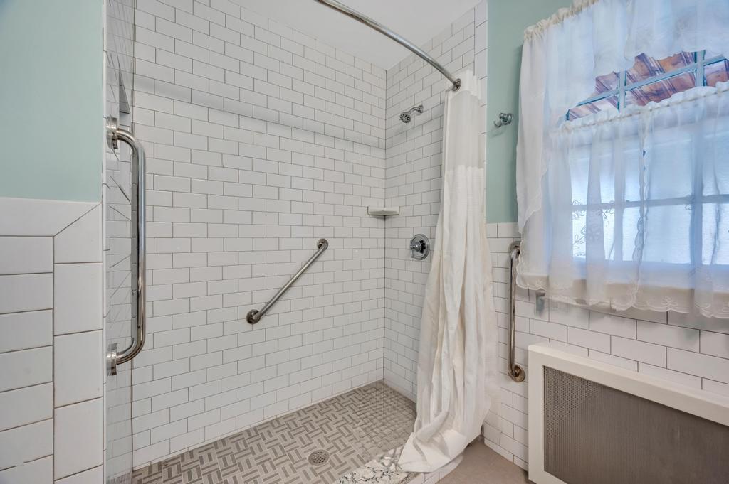 8 Brown Road Rd, Great Neck, New York image 20