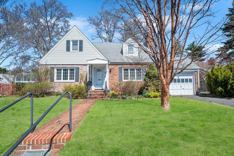 8 Brown Road Great Neck NY 11024