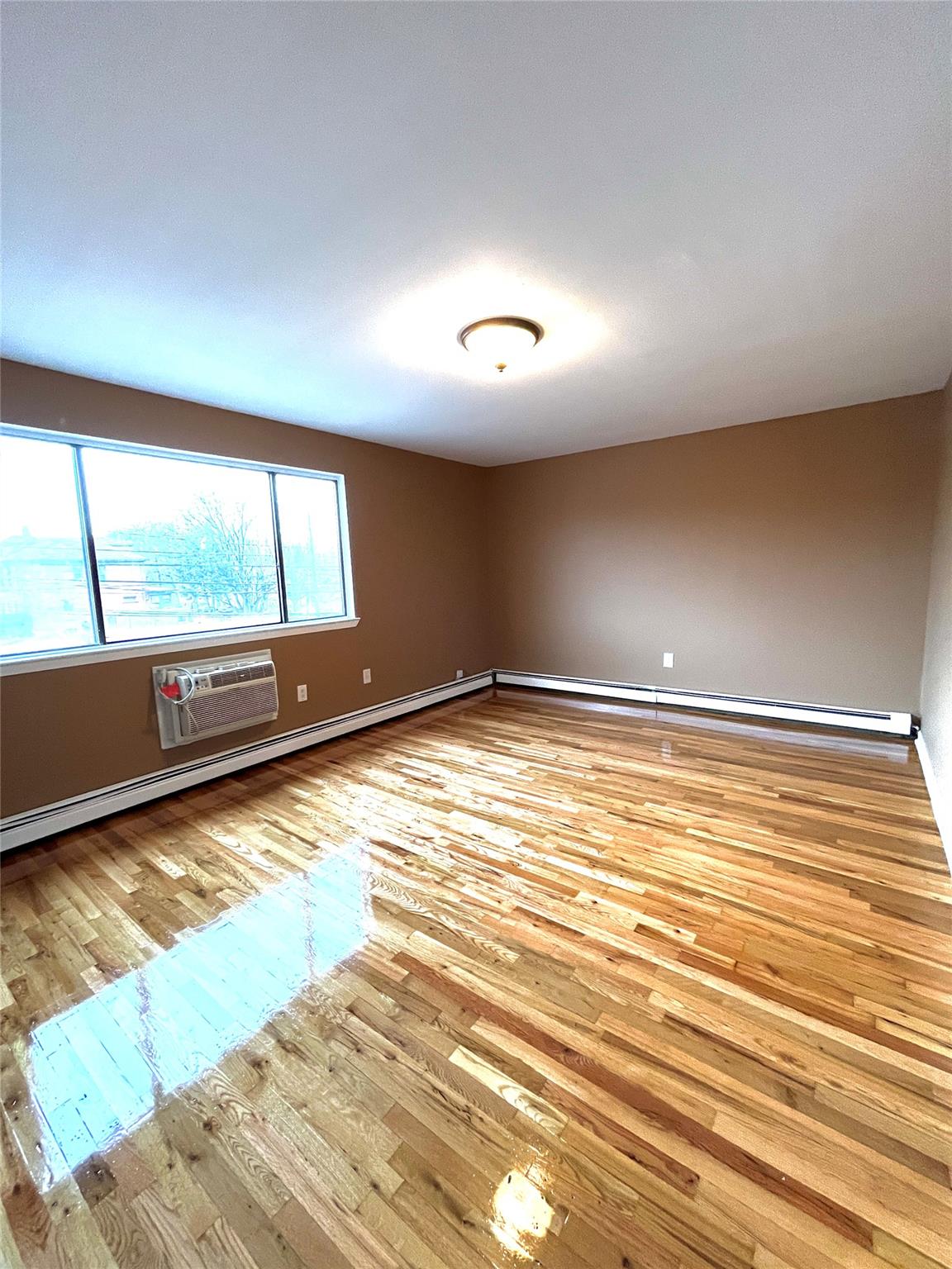 Rental Property at Castle Hill Avenue 2, Bronx, New York - Bedrooms: 3 
Bathrooms: 1 
Rooms: 6  - $3,600 MO.