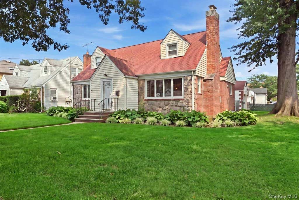 Photo of 43 Scott Street, New Hyde Park, NY 11040 (MLS # 1036788)