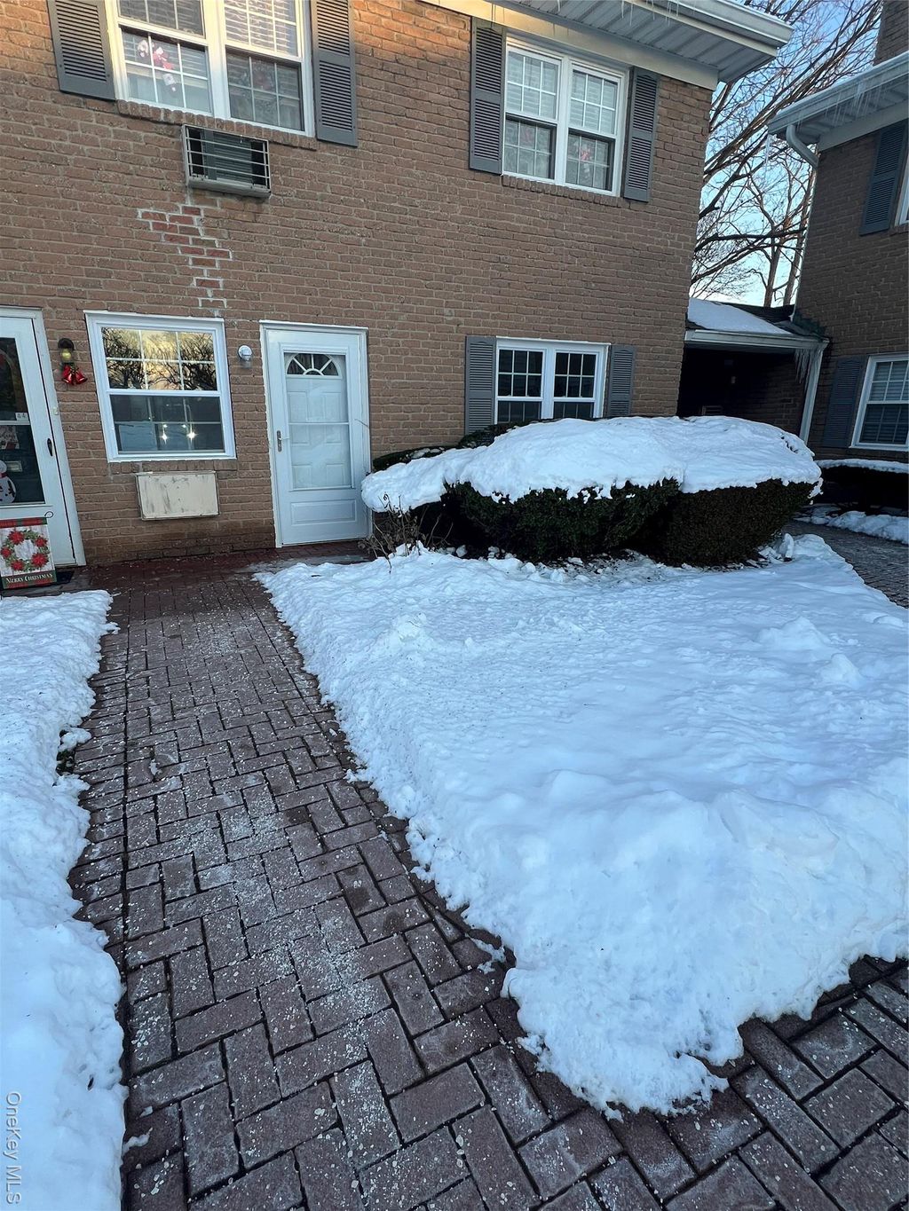 Photo of 43 Springwood Drive, North Babylon, NY 11703 (MLS # 944408)