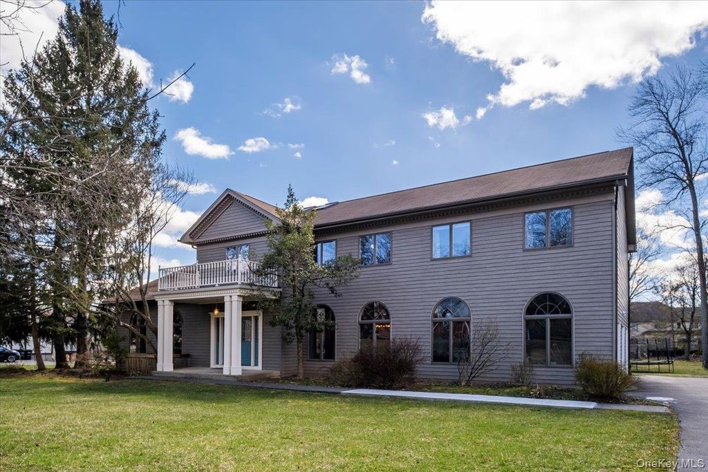 Photo of 11 Baker Lane, Suffern, NY 10901 (MLS # 997769)