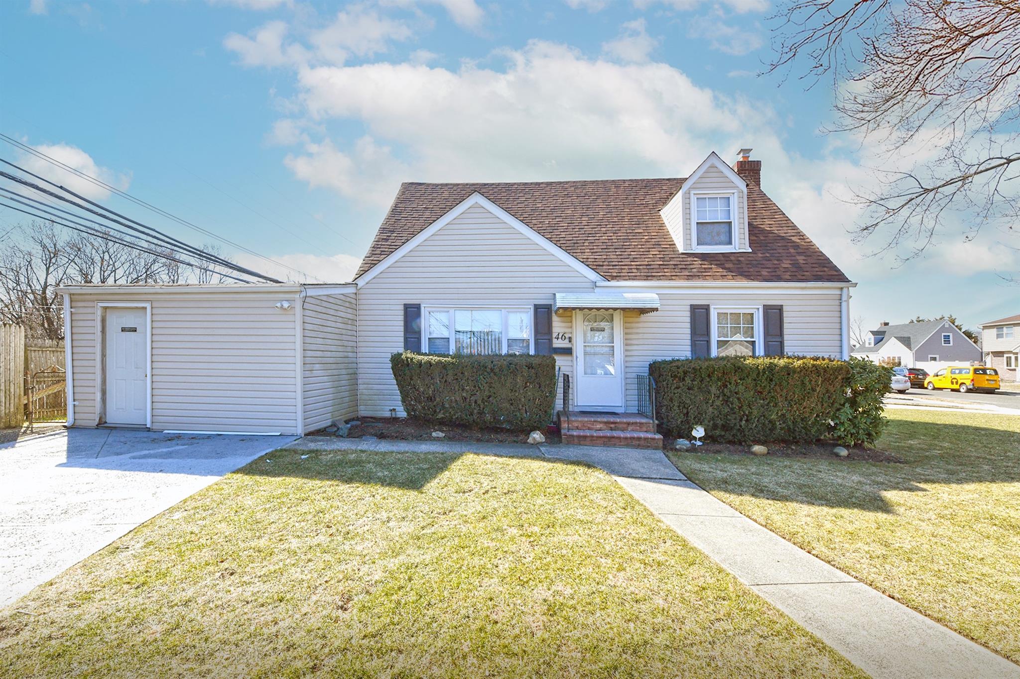 46 Gables Drive, Hicksville, New York image 1