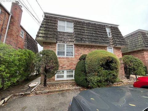 Photo of 10 Inwood Road #B, Port Washington, NY 11050 (MLS # 924919)
