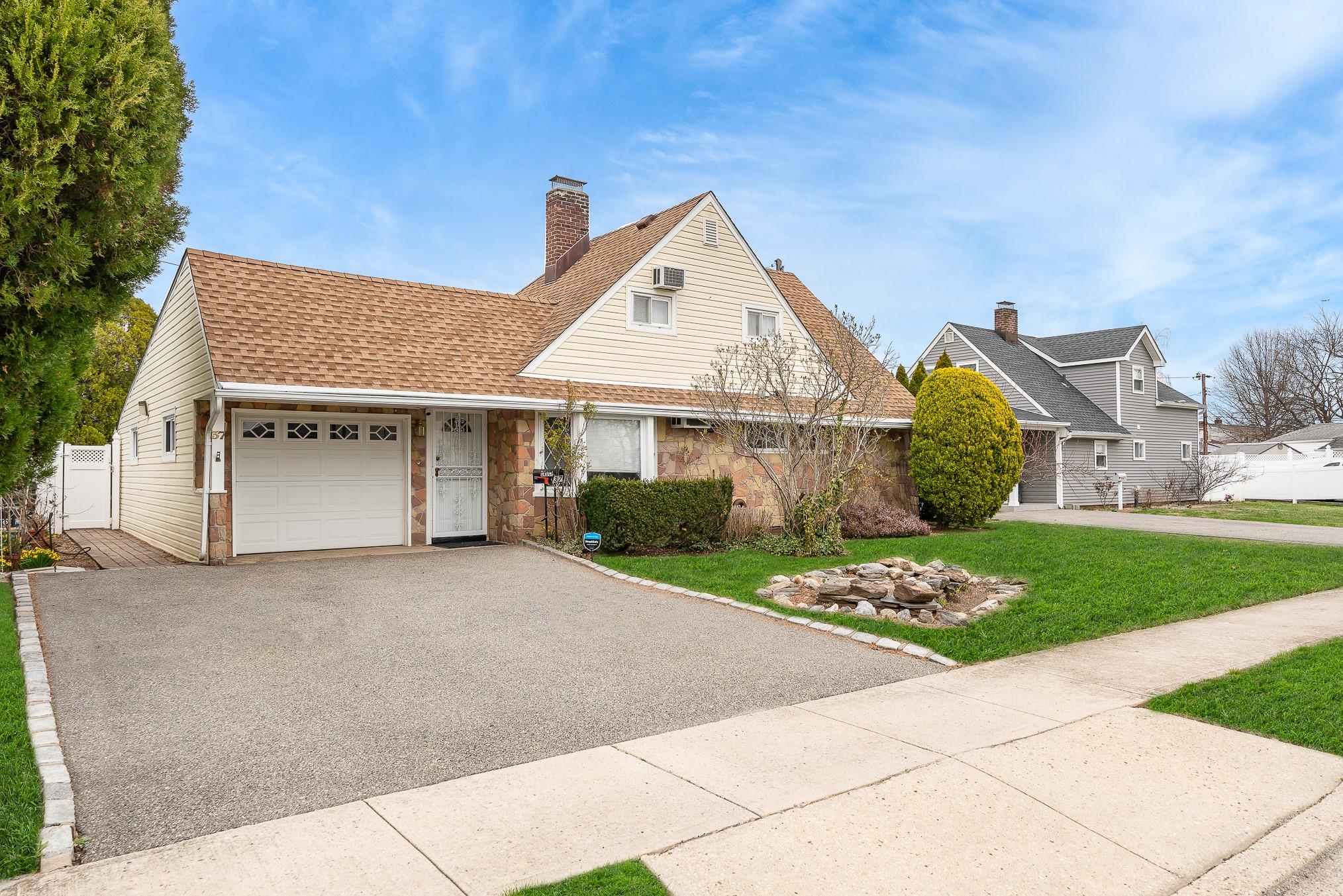 37 Marksman Lane, Levittown, New York image 26