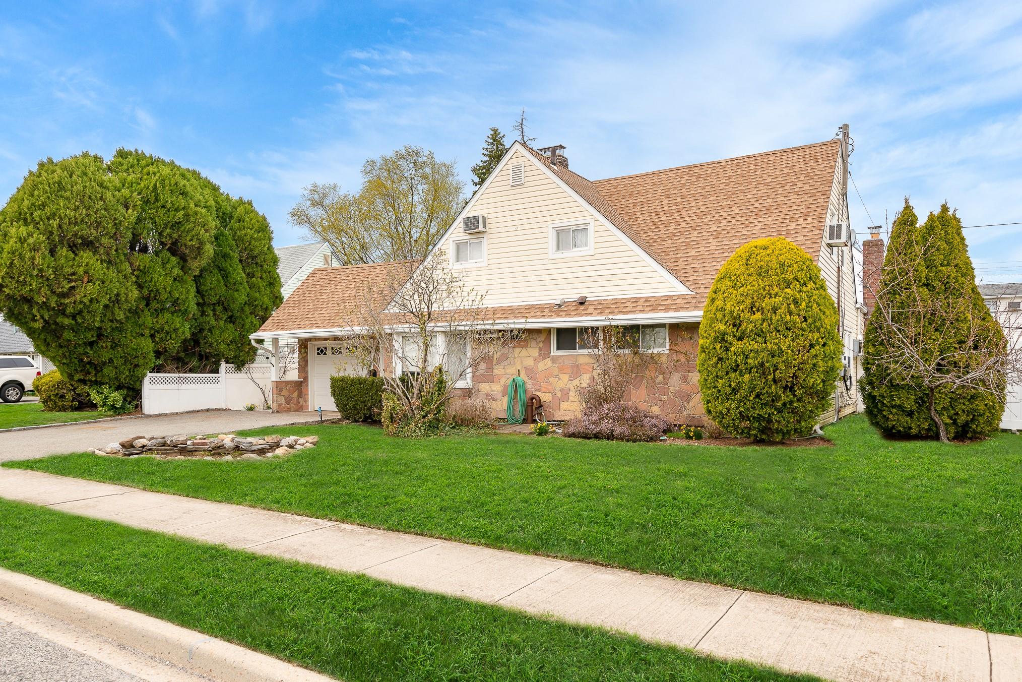 37 Marksman Lane, Levittown, New York image 1